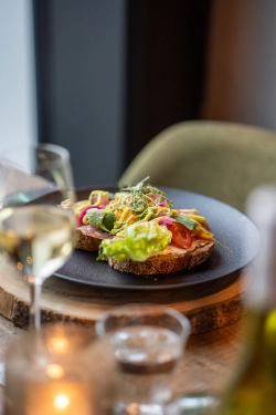 Salami roomkaas op brood lunchkaart