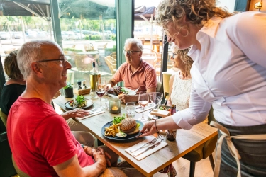 Annemarie tafel serveren restaurant