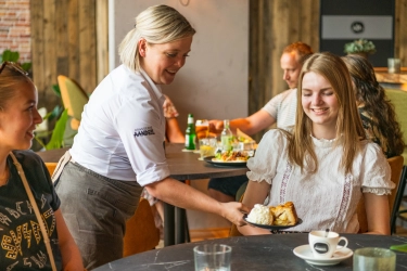 sanne serveert appeltaart