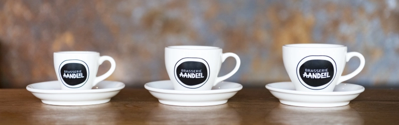 3 koffiekopjes op bar uitsnede